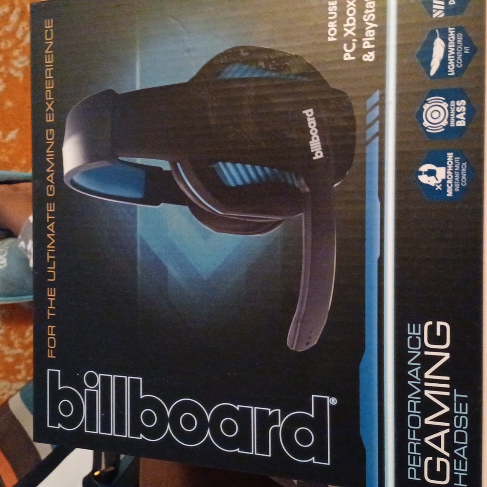 Billboard gaming headset